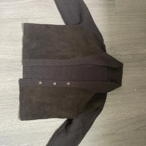 Stickad jacka - Jätte fin stickad jacka , ingen aning dock vilket märke finns ingen lapp och den är köpt secondhand. Den har derimot en fläck men har ej testat tvättat den samt en knap saknas🎀