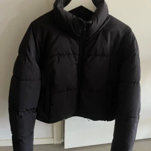 PUFFER JACKET - Svart puffer jacka från hm, normal längd men går att spänna in och göra kortare om man vill. Inga defekter. 