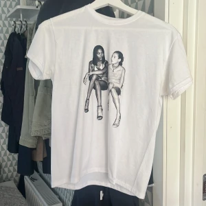 Snygg t-shirts  - Skitsnygg T-shirt med tryck! Passar till allt!!🥰