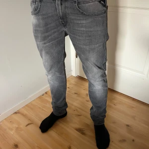 Replay Jeans - Rikigt snygga gråa replay jeans i riktigt bra skick och passar till allt. Tveka inte att höra av dig vid minsta fundering för fler bilder osv. Priset är inte hugget i Sten 