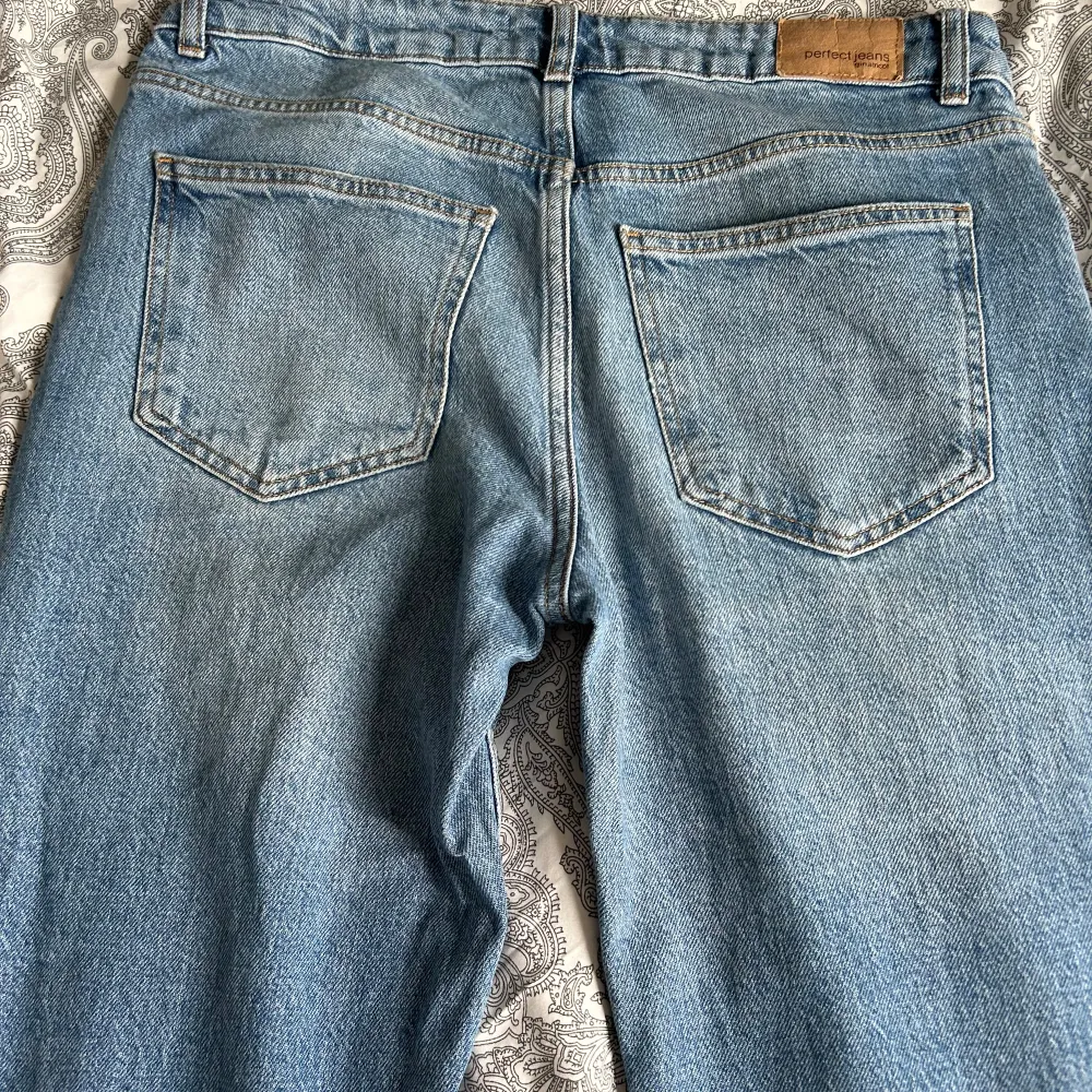 Säljer dessa snygga ljusa blåa jeans därför att de passar inte mig längre. De är i strlk 38 men passar samt 36. Det har kommit till användning 4-5 gånger och är fortfarande i ett bra skick. Köptes för 450kr, pris kan diskuteras i DM🥰 . Jeans & Byxor.