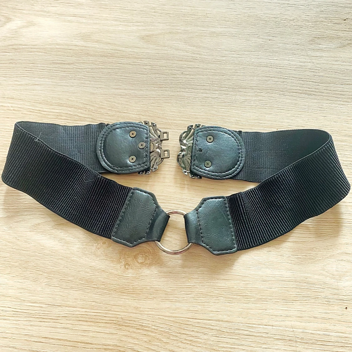 Svart elastiskt bälte med dekorativt spänne - 91