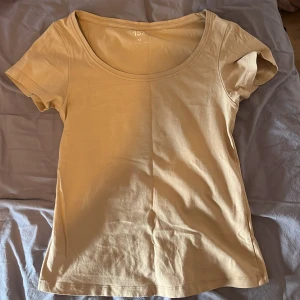 Tshirt  - En helt vanligt basic T-shirt inga tecken på användning😍