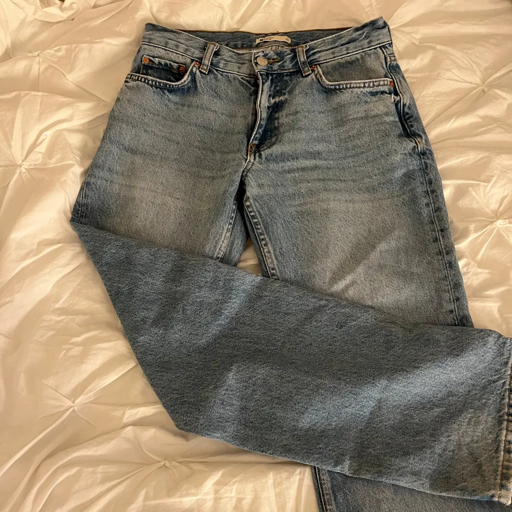 Säljer ett par low-waist straight byxor från Gina tricot💓 byxorna är i storlek 34 ”short” i nyskick💓 diskuterar gärna priset💓💓. Jeans & Byxor.