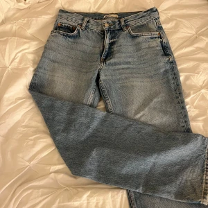Blå jeansbyxor - Säljer ett par low-waist straight byxor från Gina tricot💓 byxorna är i storlek 34 ”short” i nyskick💓 diskuterar gärna priset💓💓