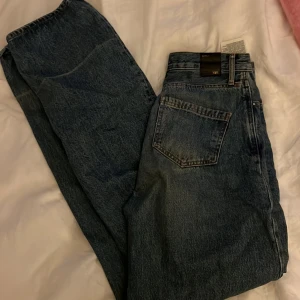 Zara jeans - Mörkblåa Zara jeans i storlek 32 med hög midja.  Om man inte använder högmidjade byxor så hade jag sytt om dem till lågmidjade eller gjort om dem!    Säljer pågrund av att dem är för små för mig 