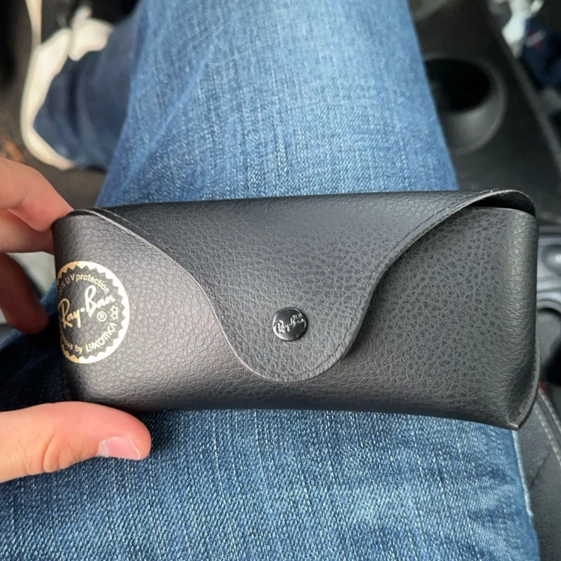 Ett par ray ban sol glasögon  - 91