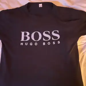  Säljer du min Hugo boss tröja som jag inte kan använda för att den är för liten har testat den en gång aldrig använt mer än de. Skriv vid frågor och funderingar!!!