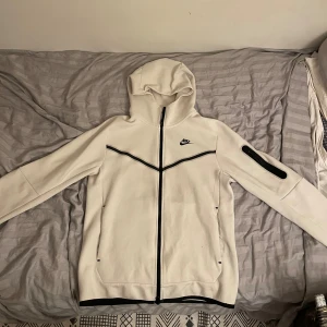 Nike tech fleece - Hej👋 Jag säljer jag min vita tech fleece då den inte passar mig. Bra skick inte mycket använd. Storlek S i mans storlek.