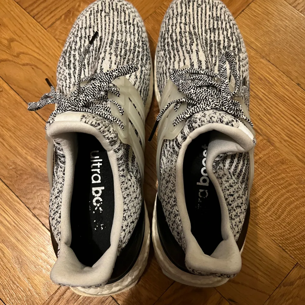 Ultraboost 3.0 i colorway Oreo. Yttersulan är sliten men toppen är i bra skick.. Skor.