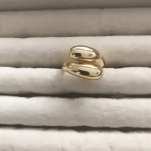 Snygg och stilren guldfärgad ring med en modern design. Ringen har en öppen form som ger den en unik look. Perfekt för både vardag och fest!