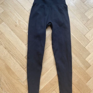 Tränings tights - Säljer ett par svarta träningstights i stl XS/S. De är från Stadium. Fint skick. Innerbenes längd: 66 cm Midjemått mått: 29 cm x2