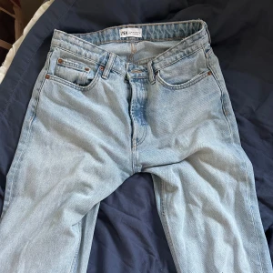 Jeans från Zara - Blåa Jeans som Zara , säljer då de tyvärr är förstora