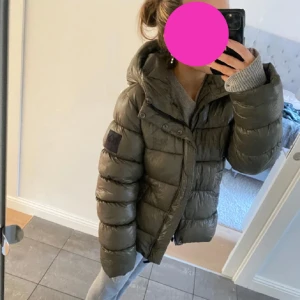 Mörkgrön jacka - Lånade bilder! Säljer då den inte kommer till användning☺️
