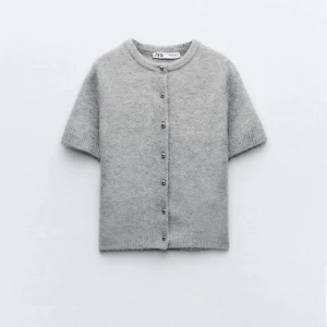 Stickad kortärmad tröja med knappar - Söt Zara tröja med knappar!  Idag är det gratis frakt!😊