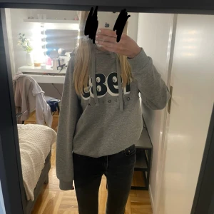 Grå hoodie med tryck '1985 Original' - Säljer en superbekväm grå hoodie med trycket '1985 Original' på framsidan. 