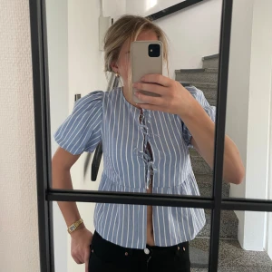 Topp med knyte - En fin topp, aldrig använd. Säljer då den är lite för liten💕
