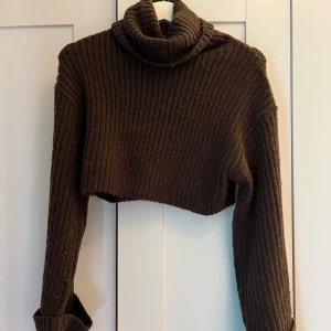 Brun stickad tröja - Brun stickad tröja med hög krage från Gina Tricot, storlek S Använt fåtal gånger