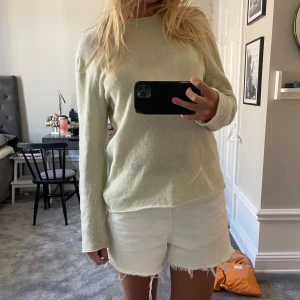 Kashmirtröja  - 100% kashmir tröja. Väldigt skön och mysig, köpt i paris för ca 2.500kr. Sååå fin färg!!!  Inte alls nopprig men TYVÄRR har den fläckar. Ej försökt ta bort fläckarna men säljer därav för detta pris (hade egentligen sålt för 1.200kr) 