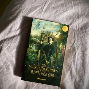 MISS PEREGRINES HEM ÖR A BESYNNERLIGA BARN - En ödslig ö. Ett övergivet barnhem. Och en samling märkliga fotografier. Jacob tror inte längre på de historier hans farfar brukade berätta för honom.