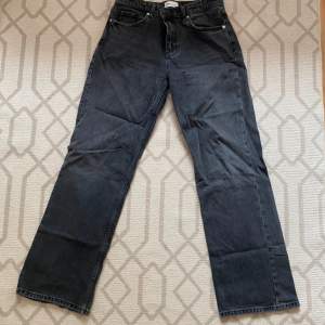 Snygga svarta jeans med raka ben från Zara. Modell: Medelhög midja - Wide leg - full length. Endast använda ett fåtal gånger.