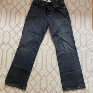 Jeans Zara - Snygga svarta jeans med raka ben från Zara. Modell: Medelhög midja - Wide leg - full length. Endast använda ett fåtal gånger.
