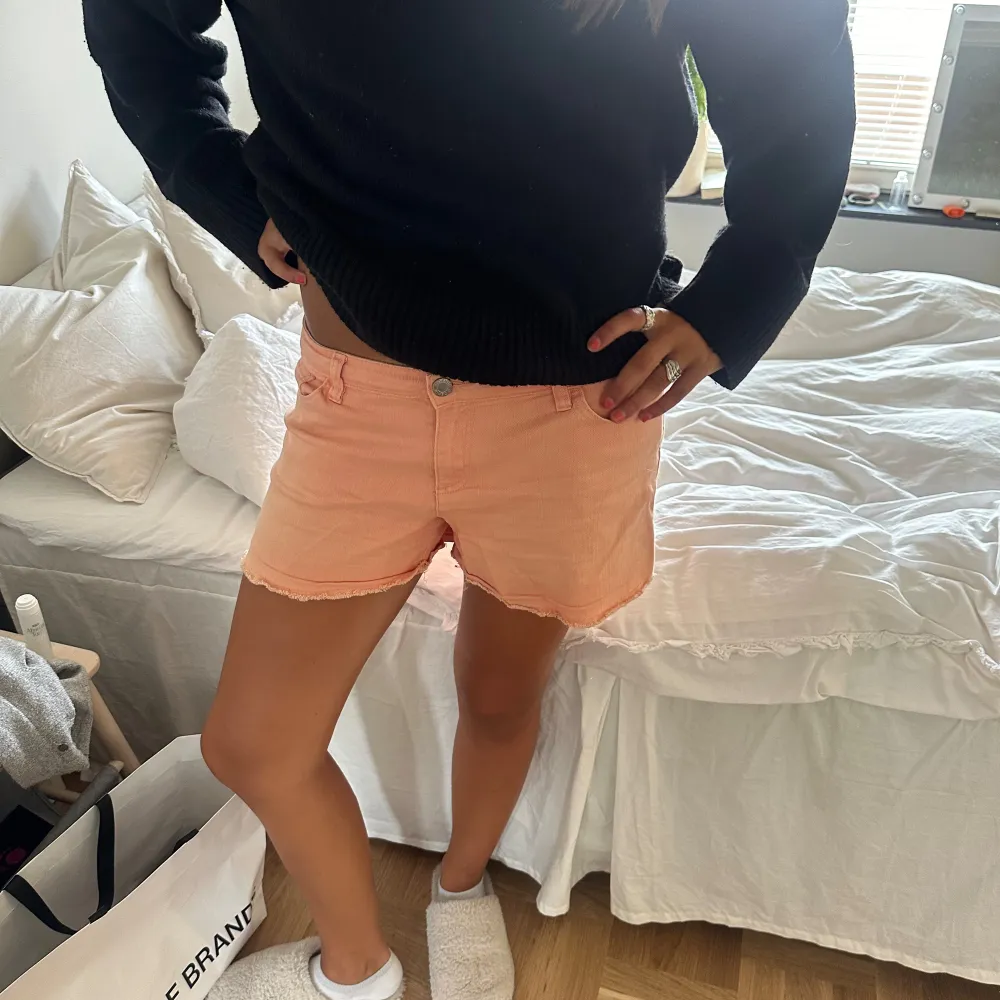 Skitsnygga jeans shorts❣️ så snygg färg!! De är i st L men jag brukar ha typ s/m och tycker de sitter sjukt snyggt❣️ . Shorts.