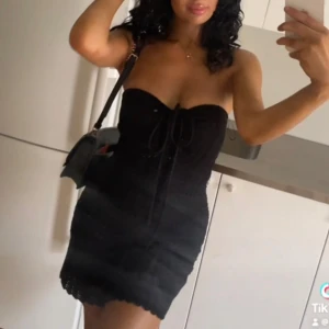 Stickad klänning ZARA - Använd 1 gng, väldigt fin och söt klänning