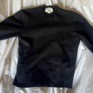 Tröja H&M - Svart stickadtröja från H&M. Storlek L men mycket liten i storlek, passar storlek S. Cashmere.