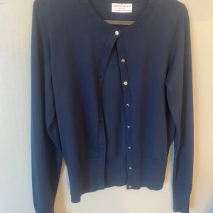 Finstickad cardigan XS - Så fin marinblå finstickad cardigan, från Lindex. I storlek xs, endast använd en gång 💙
