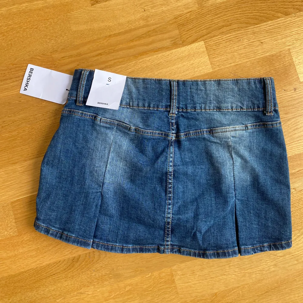 Supersnygg jeanskjol från Bershka helt oanvänd med lappen kvar. Kjolar.