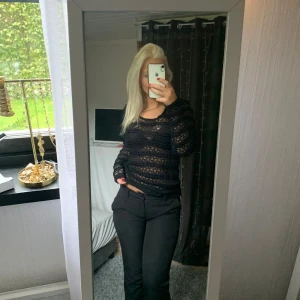 Svart spets tröja - Säljer denna snygga spets tröja som inte längre kommer till användning. Storleken på tröjan är L, men tröjan sitter bra på mig som har storlek S-M💕💕