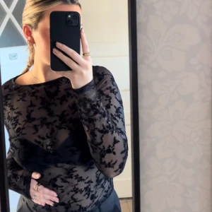 Mesh topp m broderi  - Mesh topp med sammetsbroderi, aldrig använd 