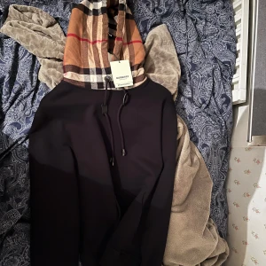 Burberry hoodie - Storlek XS.  Passar Även Storlek S. Förmodligen äkta. Har ej kvitto då jag fick den i present. Sjuk kvalite. !! PRIS ÄR EJ HUGGET I STEN‼️‼️
