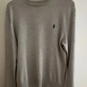 Ralph lauren kashmir  - Väldigt fin och fräsch Ralph Lauren Kashmir blandad tjocktröja nu inför höst/vintern. Skicket är använt med inte så super märkbart. Storleken är M. Priset är ej hugget i 🪨. Skicka gärna frågor!