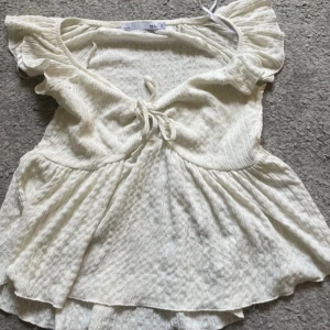 Vit topp  - Skicket är som ny då den bara är använd en gång.