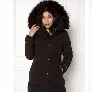 Vinterjacka - Endast använd 1 vinter så i nyskick och jättefin! Perfekt jacka nu till vintern, passar frn xs-m. Frakt står köparen för 