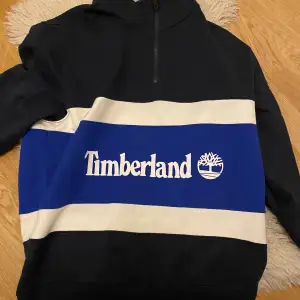 en timberland halv zip i nyskick, vid fler frågor tveka inte att höra av er