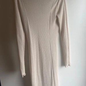 Beige klänning - Klänningar är lång, lite genomskinlig  Supersnyggt med svarta klädesplagg under  Aldrig använt