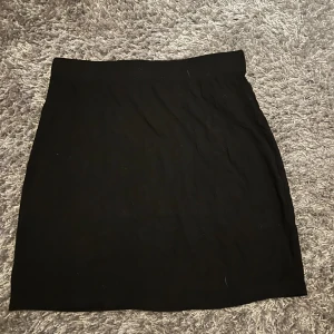 Tajt kjol - En svart tajt kjol, använd ett fåtal gånger, säljer eftersom jag har flera likadana. Stretchigt material 