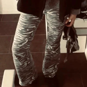 Guess jeans - Super snygga jeans köpta på plick! Säljer eftersom de var för stora för mig, därför lånade bilder. Säljer för 350 vid snabb affär!