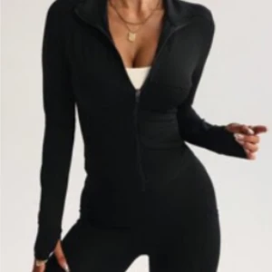 Träningströja  - Jättefin svart tröja o tränings material! Säljer då den är förlåten 