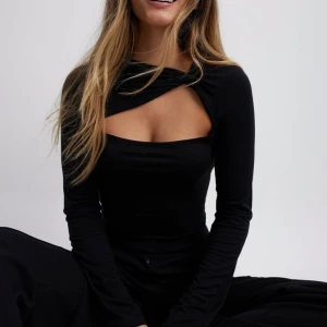 Tröja/topp från nakd  - Säljer denna fina tröja från NA-KD. Storlek XS helt ny ✨ vid snabb affär kan pris diskuteras🫶🏻