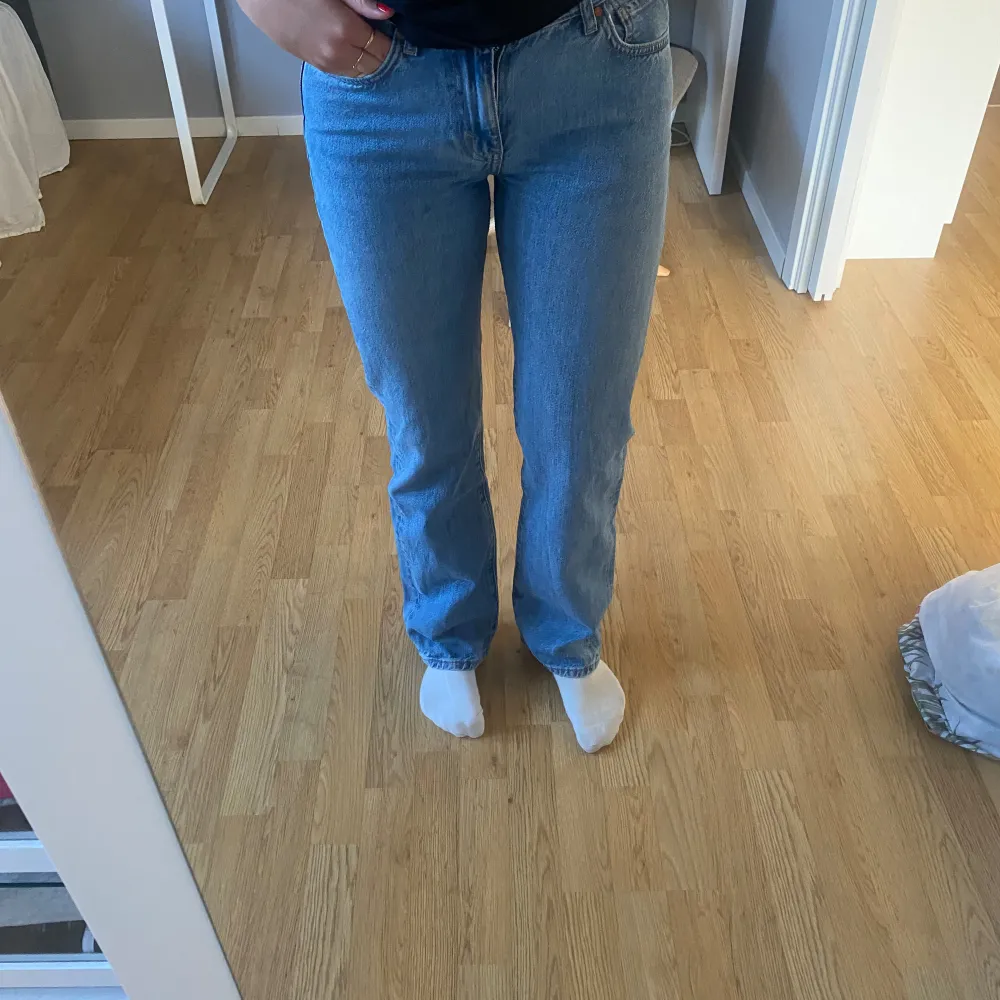 Snygga blåa jeans som är lågmidjade och raka 😍. Jeans & Byxor.