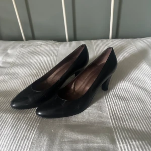 Svarta pumps - Svarta pumps storlek 39🤍 Tryck gärna på köp nu