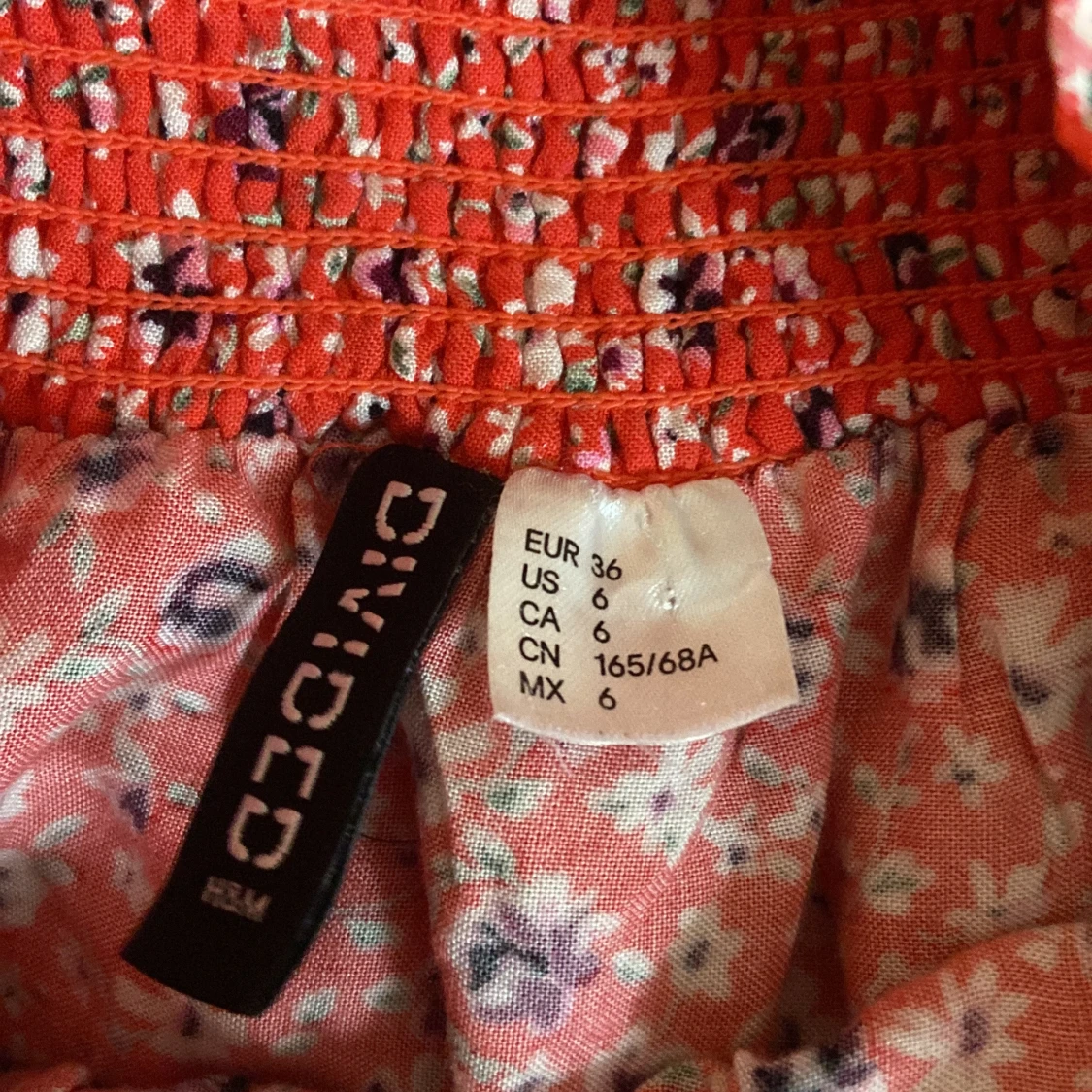 Röd blommig kjol från Divided - 91