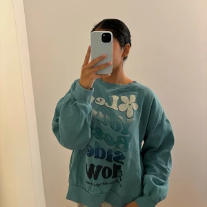 Sweatshirt - Turkos sweatshirt från Pull&Bear. Rustikt tryck med texten ”Let your best side flow, looking for the right moment”. Krympt en aningen i tvätten. 