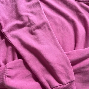 Tjocktröja - Skicket är som nytt! Använt fåtal gånger, säljer för det inte är min stil längre❤️Ny pris: 129kr