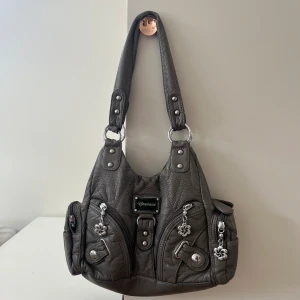 Så fin väska - Så fin och sparsamt använd utan defekter. Hör av dig för mått!💗