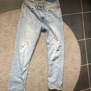 Ljusblå jeans  - Säljer nu ett par sköna ljusblå jeans från H&M relaxed fit storlek 32/32 kommer inte riktigt till användning längre så säljer dom nu, hör av er vid fler frågor!  